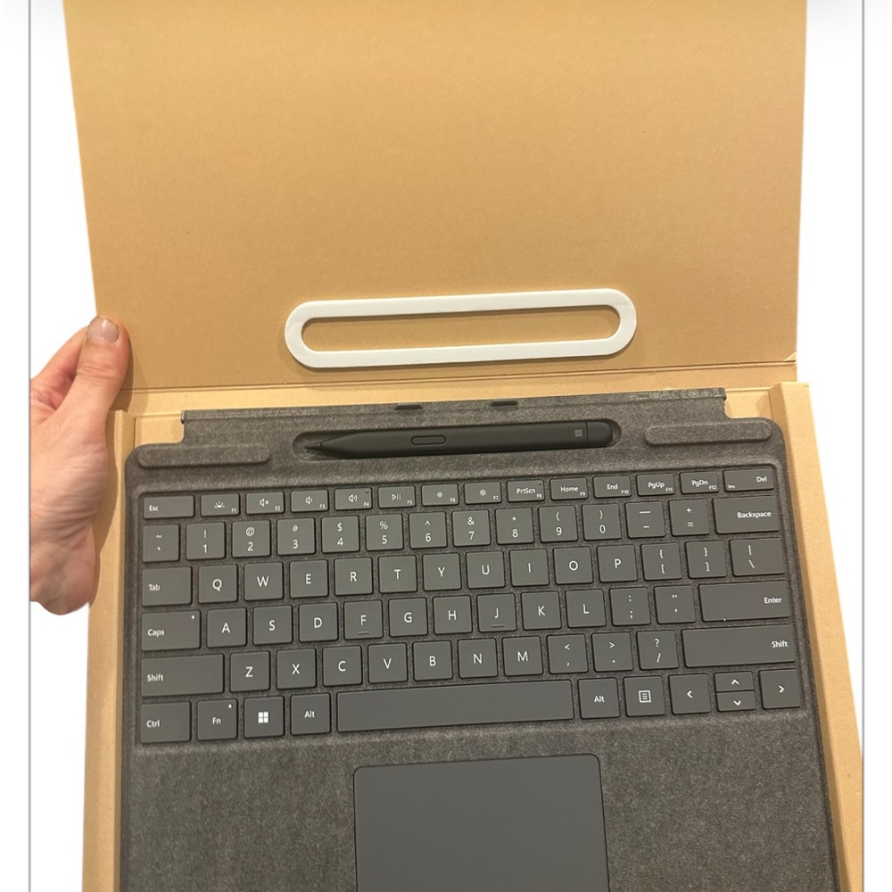 Microsoft surface pro signature keyboard with a slim pen 2